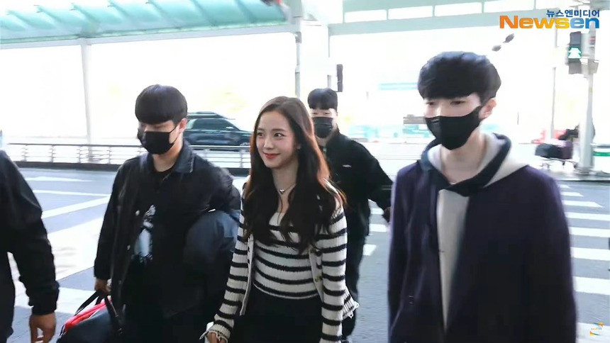 Jisoo Blackpink rạng rỡ trên đường khởi hành sang tham dự tuần lễ thời trang Paris - Ảnh 2. Jisoo Blackpink rạng rỡ trên đường khởi hành sang tham dự tuần lễ thời trang Paris - Ảnh 2.
