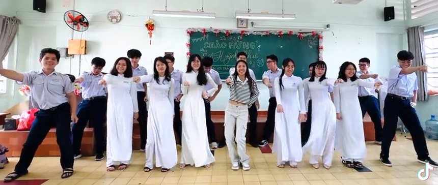 Huỳnh Như nhảy "See Tình" mượt mà cùng dàn nam nữ sinh  - Ảnh 2.