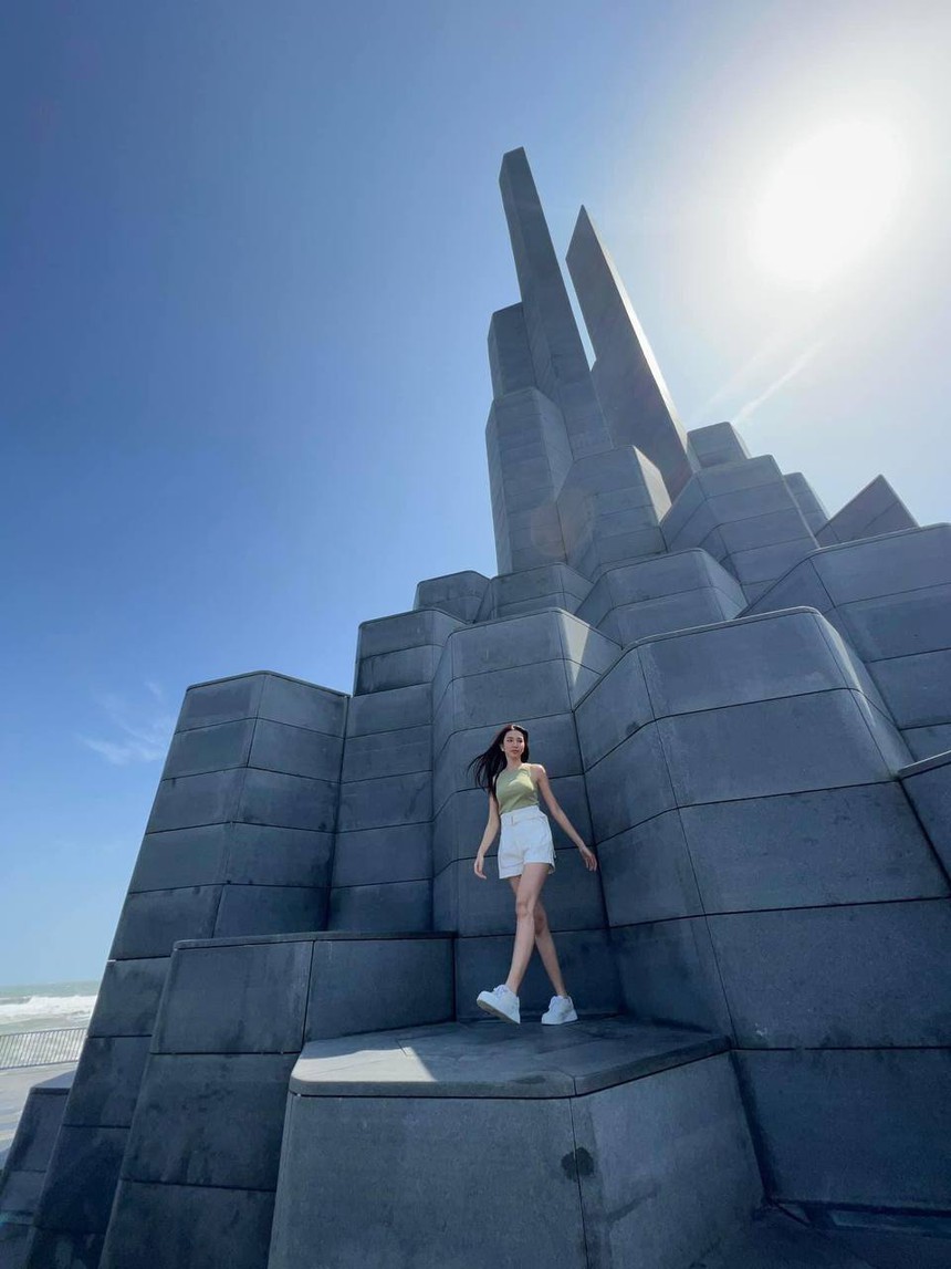 Hoa hậu Thùy Tiên bị gió biển Phú Yên thổi bay người, bình thường tạo dáng thần sầu mà giờ thì… lạ lắm - Ảnh 2.