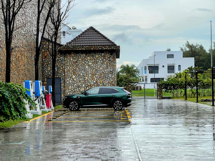 Nhà sáng lập diễn đàn VOZ đánh giá nhanh pin VinFast VF 8 khi di chuyển dưới 10%: ‘Công suất yếu thấy rõ nhưng chạy vẫn vô tư’ - Ảnh 5.