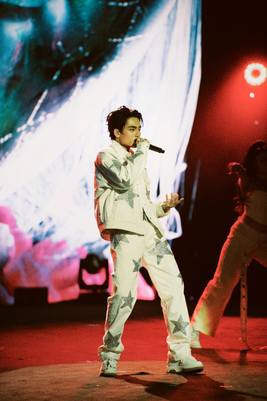 MONO ở trời Tây lạ lắm: Cởi áo khoe cơ bắp, lâu lắm mới thấy 'hở bạo' thế này! - Ảnh 9.