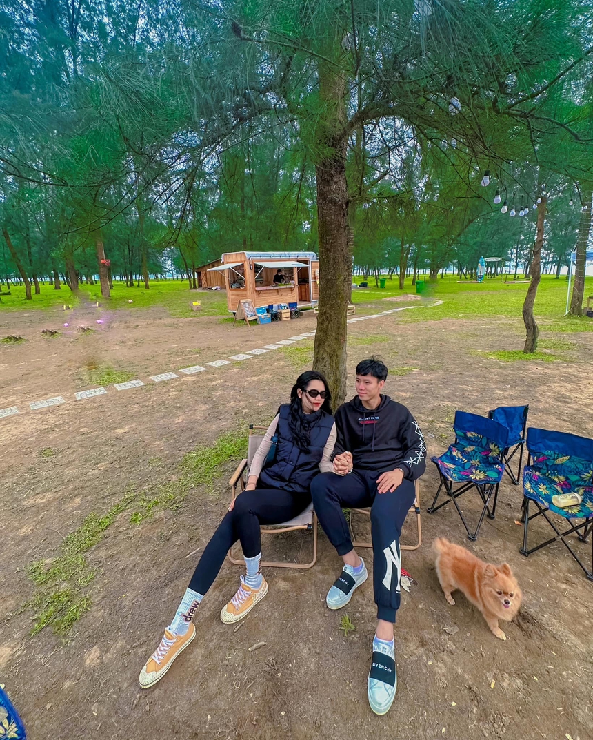 Hoa khôi Nghệ An lấy cầu thủ nổi tiếng: Giờ ở nhà lầu, chồng tặng hàng hiệu, du lịch quanh năm  - Ảnh 7.