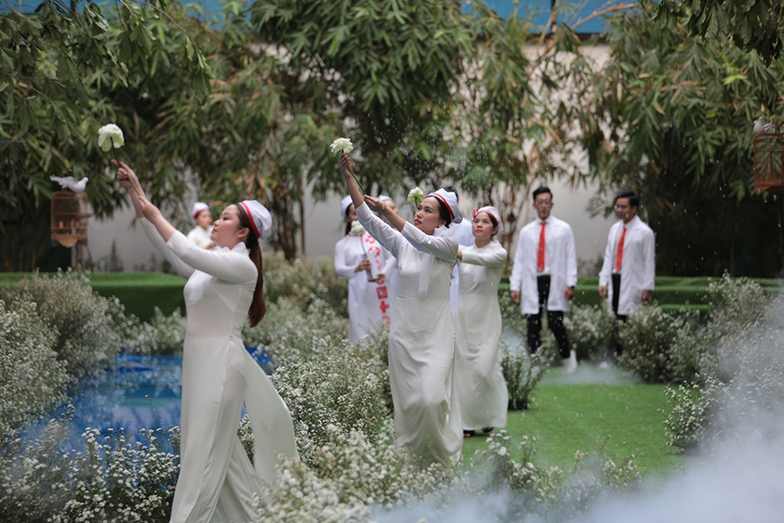 Hơn 100 y bác sĩ Bệnh viện Hùng Vương hoá thân thành ca sĩ, người mẫu - Ảnh 1.