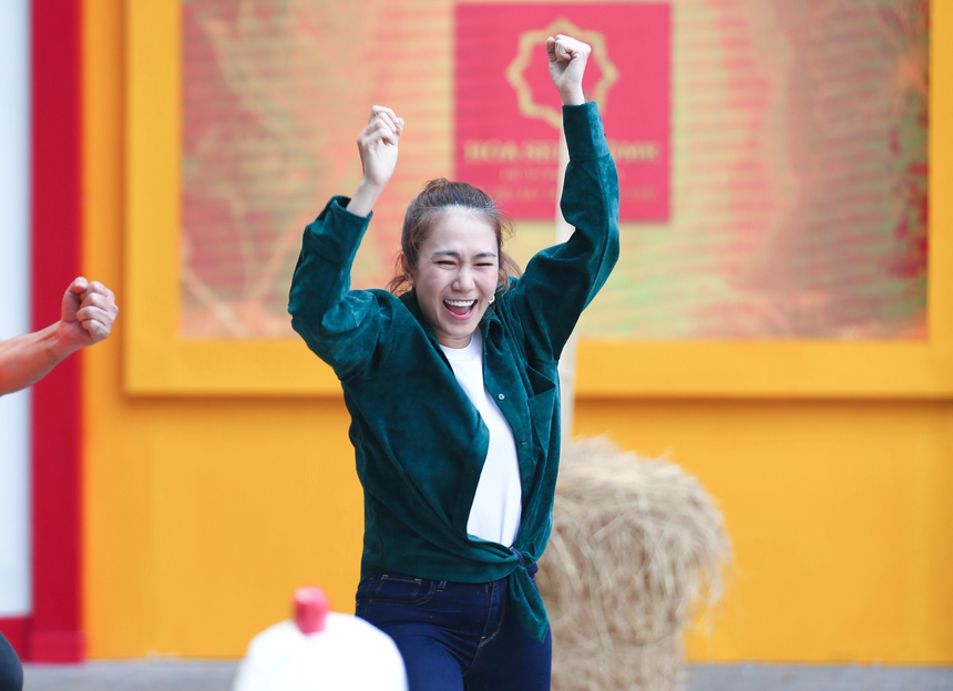 MC Thanh Thảo Hugo bật khóc: Phải mặc quần áo Tết từ vải vụn nhặt về - Ảnh 2.