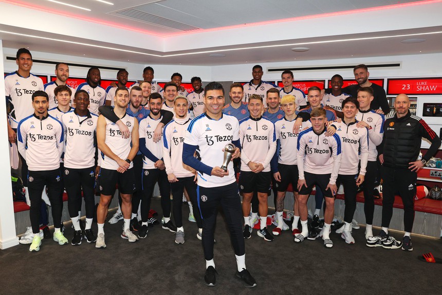Casemiro được đồng đội tại MU chụp ảnh chúc mừng khi nhận giải tại FIFPRO World 11 - Ảnh 2.