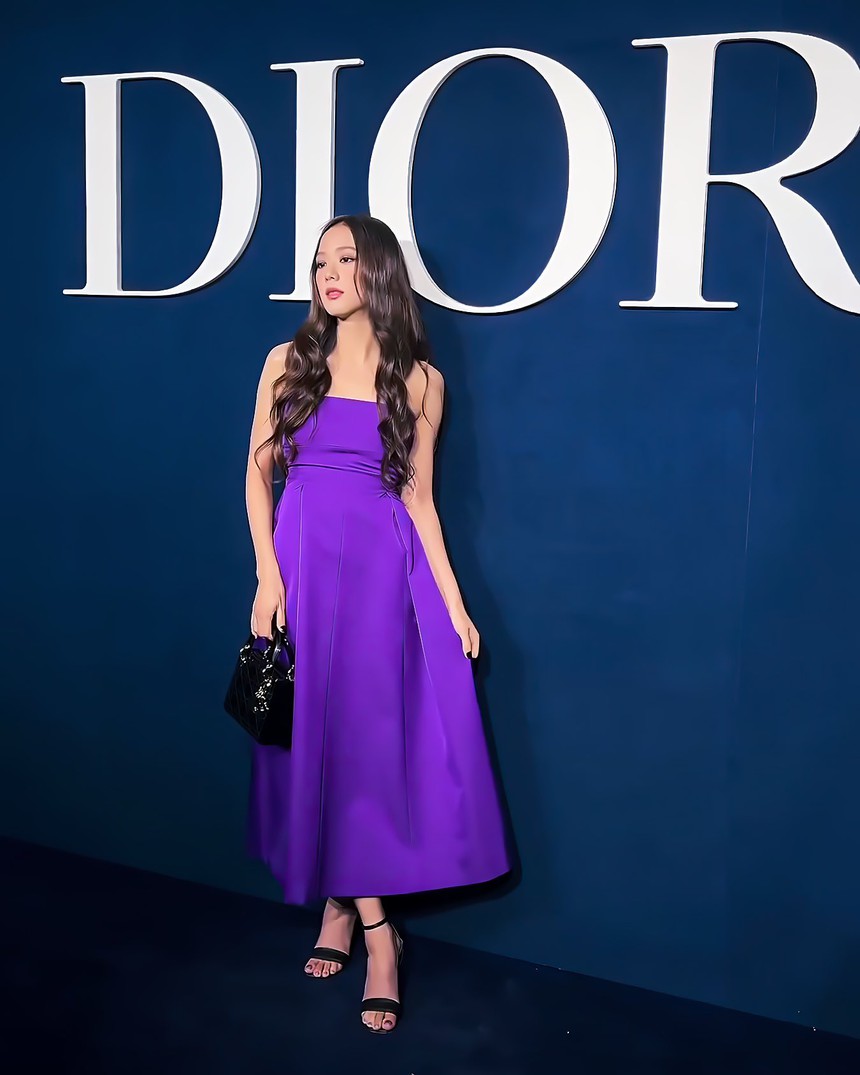 Jisoo tại show Dior: Phục sức vừa 'dừ' vừa 'thắm', ấy vậy mà netizen vẫn cứ khen nức nở! - Ảnh 6. Jisoo tại show Dior: Phục sức vừa 'dừ' vừa 'thắm', ấy vậy mà netizen vẫn cứ khen nức nở! - Ảnh 6.
