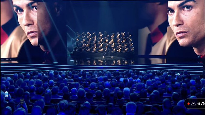 CĐV bất bình với FIFA vì dùng ảnh 'thiếu tôn trọng' Ronaldo ở lễ trao giải The Best 2022 - Ảnh 2. CĐV bất bình với FIFA vì dùng ảnh 'thiếu tôn trọng' Ronaldo ở lễ trao giải The Best 2022 - Ảnh 2.