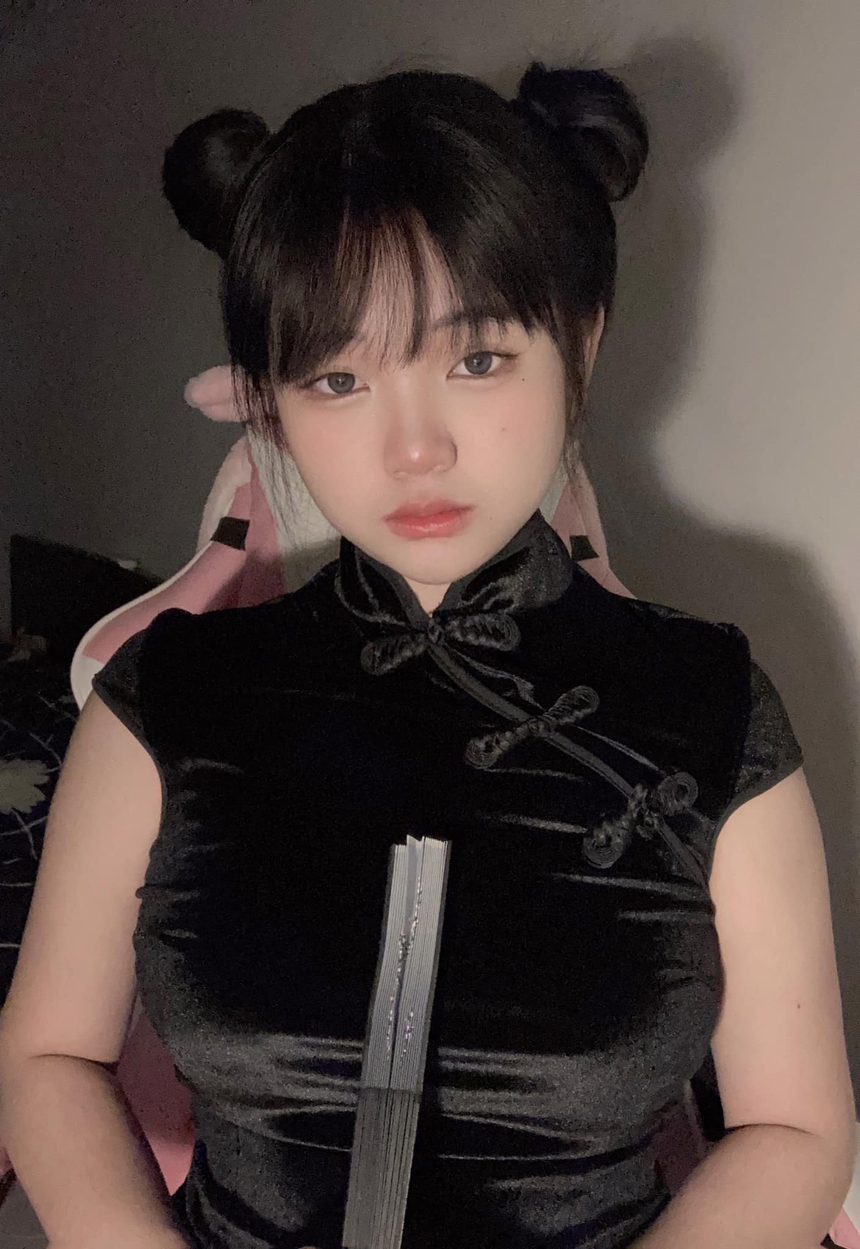 Fan nữ MU trổ tài cosplay, hóa thân thành nữ tướng Viper, quyến rũ hơn bản gốc! - Ảnh 4. Fan nữ MU trổ tài cosplay, hóa thân thành nữ tướng Viper, quyến rũ hơn bản gốc! - Ảnh 4.