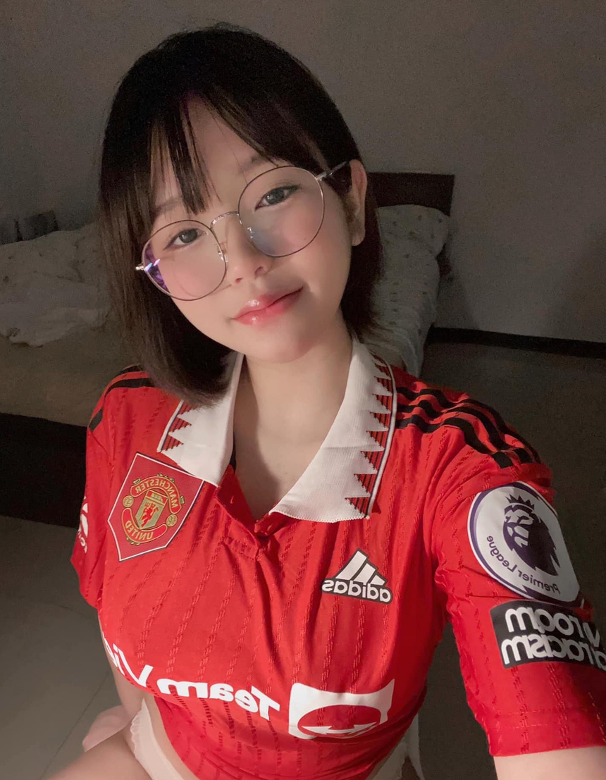 Fan nữ MU trổ tài cosplay, hóa thân thành nữ tướng Viper, quyến rũ hơn bản gốc! - Ảnh 2. Fan nữ MU trổ tài cosplay, hóa thân thành nữ tướng Viper, quyến rũ hơn bản gốc! - Ảnh 2.