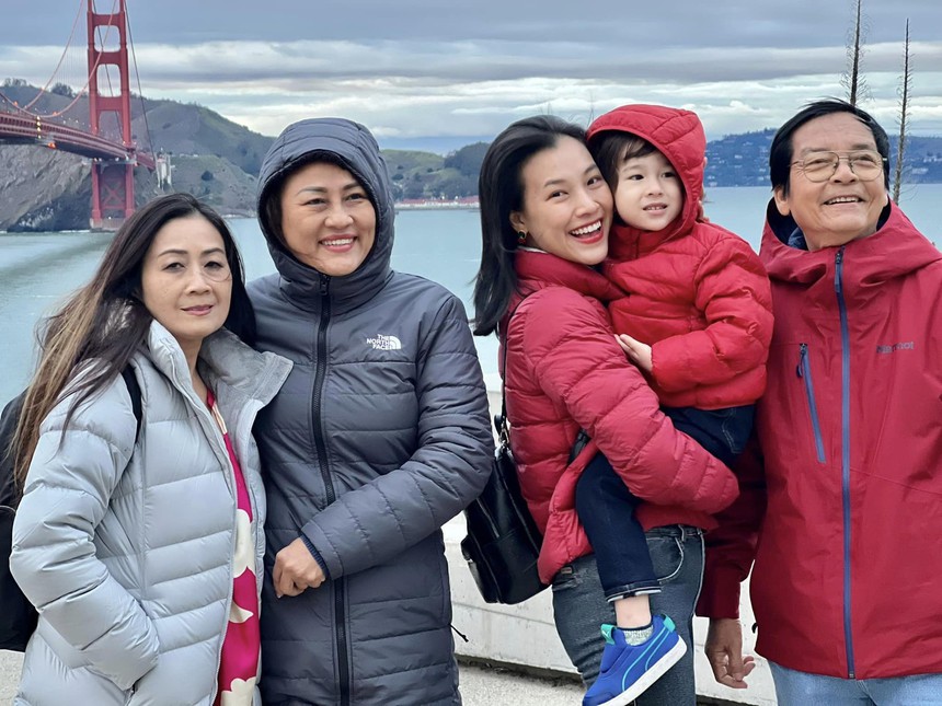 Hoàng Oanh đưa con trai sang Mỹ, hội ngộ thân thiết với bố mẹ của chồng cũ  - Ảnh 3.