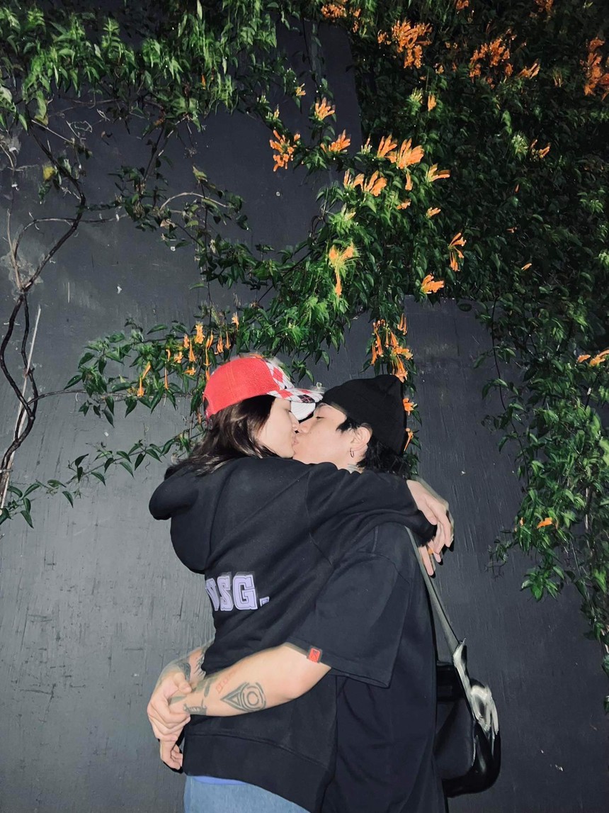 Danh tính chàng trai được Bảo Anh hôn đắm đuối: Kém nữ ca sĩ 7 tuổi, tưởng lạ mà hóa ra người quen - Ảnh 1.