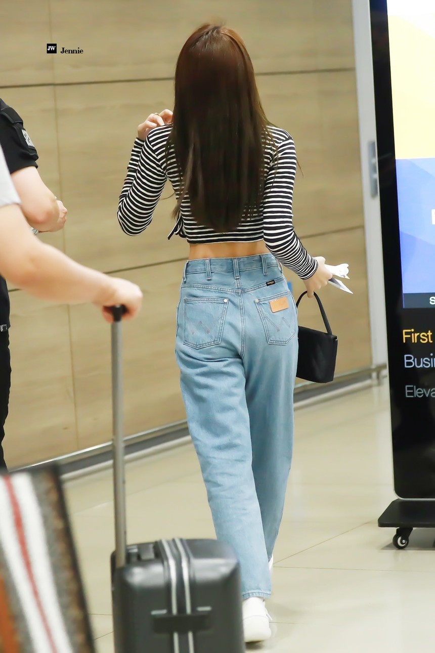 Khi Jennie và Rosé xoay lưng: Áo váy đẹp tới mấy cũng chẳng hot bằng bóng lưng nuột nà, ai chiếm thế thượng phong trong màn đọ dáng căng đét này? - Ảnh 2. Khi Jennie và Rosé xoay lưng: Áo váy đẹp tới mấy cũng chẳng hot bằng bóng lưng nuột nà, ai chiếm thế thượng phong trong màn đọ dáng căng đét này? - Ảnh 2.