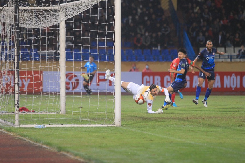 Công an Hà Nội khiến Văn Lâm nhận thất bại lịch sử - Ảnh 2. Công an Hà Nội khiến Văn Lâm nhận thất bại lịch sử - Ảnh 2.