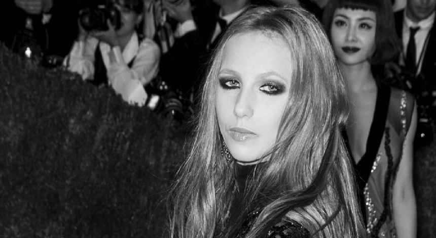 Tiểu thư của đế chế Versace bị “ép” thừa kế công ty khi mới 11 tuổi, mắc bệnh tâm lý do không chịu được sự nổi tiếng bây giờ ra sao? - Ảnh 6.