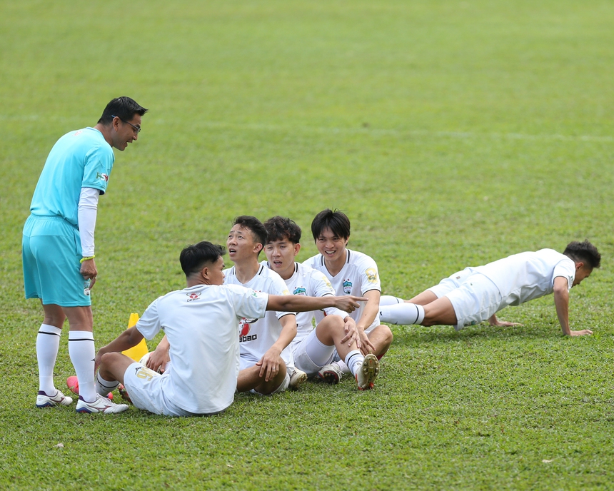 Tuấn Anh khiến đồng đội bị phạt, trợ lý Bundit bị các học trò ăn hiếp  - Ảnh 2.