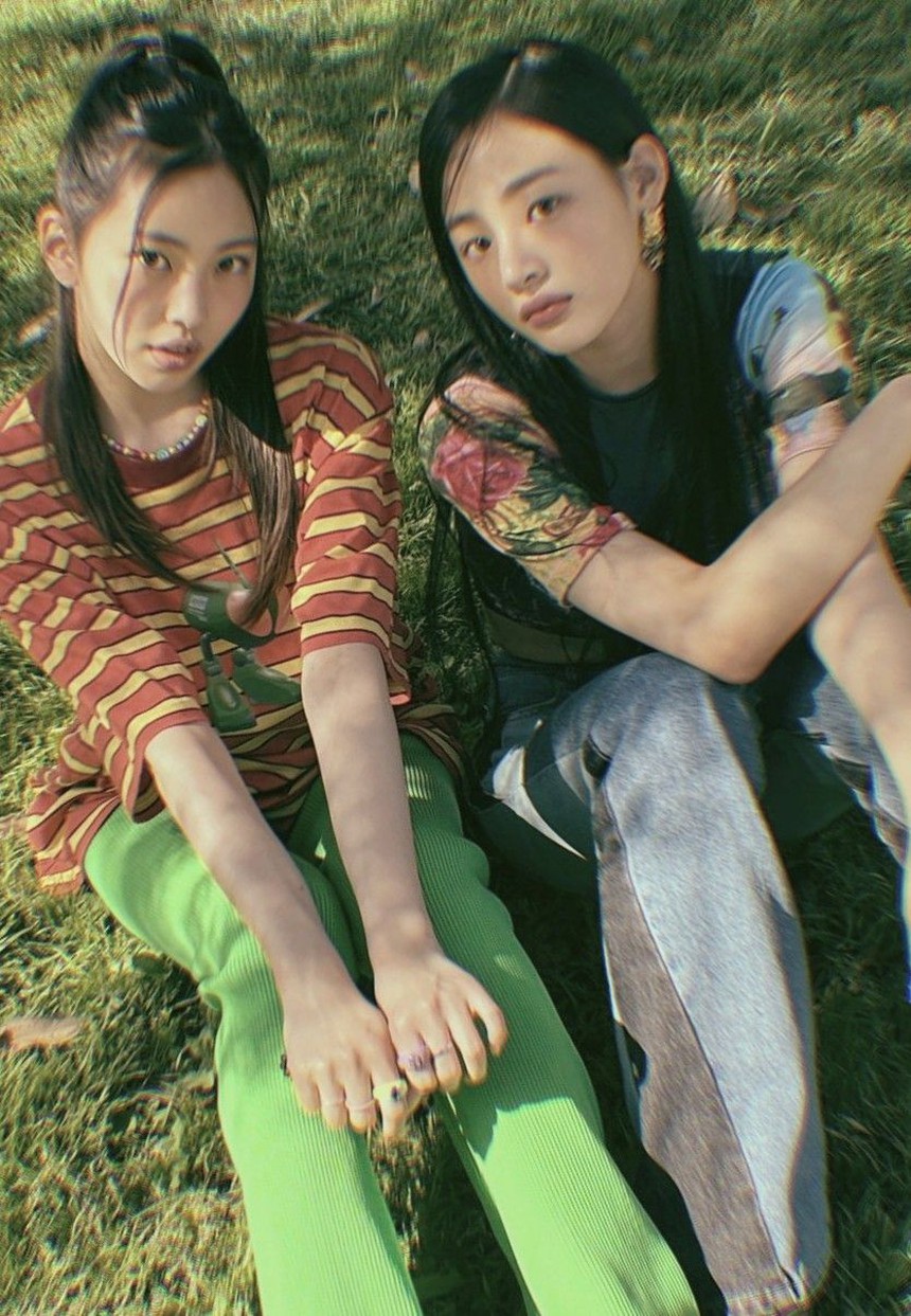 Giữa "đại chiến fandom", Jungkook (BTS) hát hit của em gái NewJeans cực "chill"! - Ảnh 4.