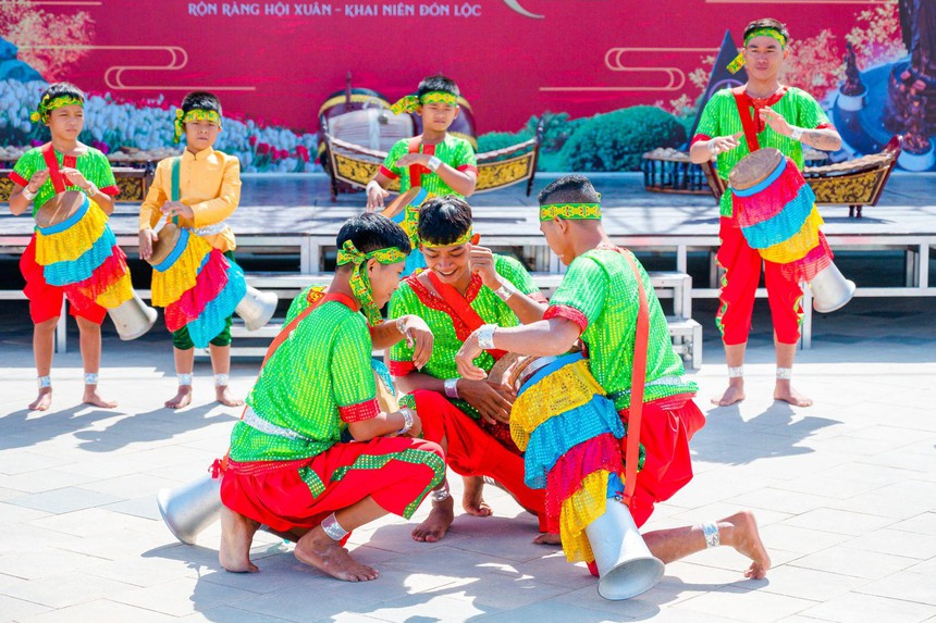 Du khách đổ lên núi Bà Đen check-in với hàng trăm ngàn cây hoa tulip dịp Tết - Ảnh 6.