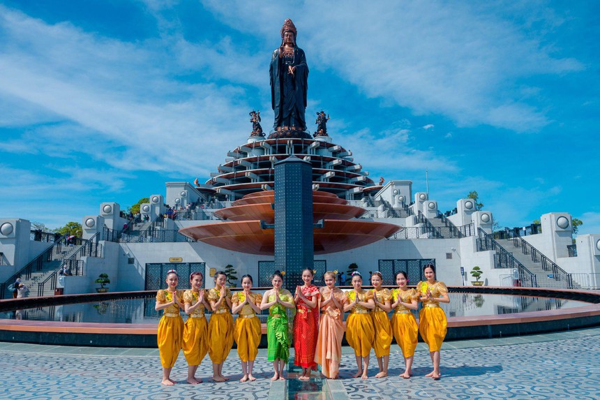 Du khách đổ lên núi Bà Đen check-in với hàng trăm ngàn cây hoa tulip dịp Tết - Ảnh 9.