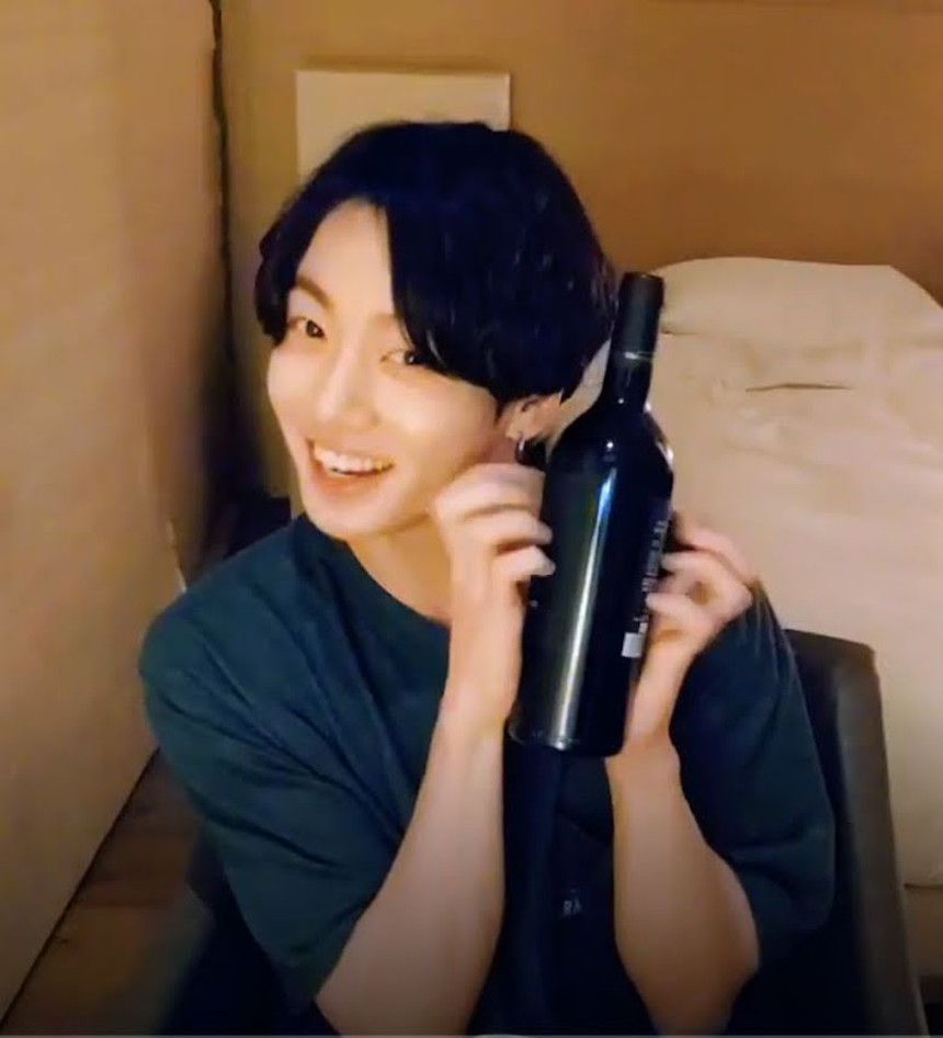 Jungkook BTS bỗng dưng lại làm 'cháy hàng' sản phẩm này theo cách bất ngờ - Ảnh 2.