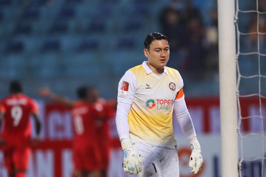 Văn Lâm và Rafaelson không "gánh" nổi "đại gia mới nổi" - Ảnh 1.