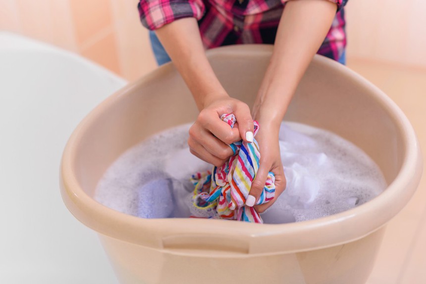 6 mẹo giải cứu quần áo mùa nồm  - Ảnh 2.