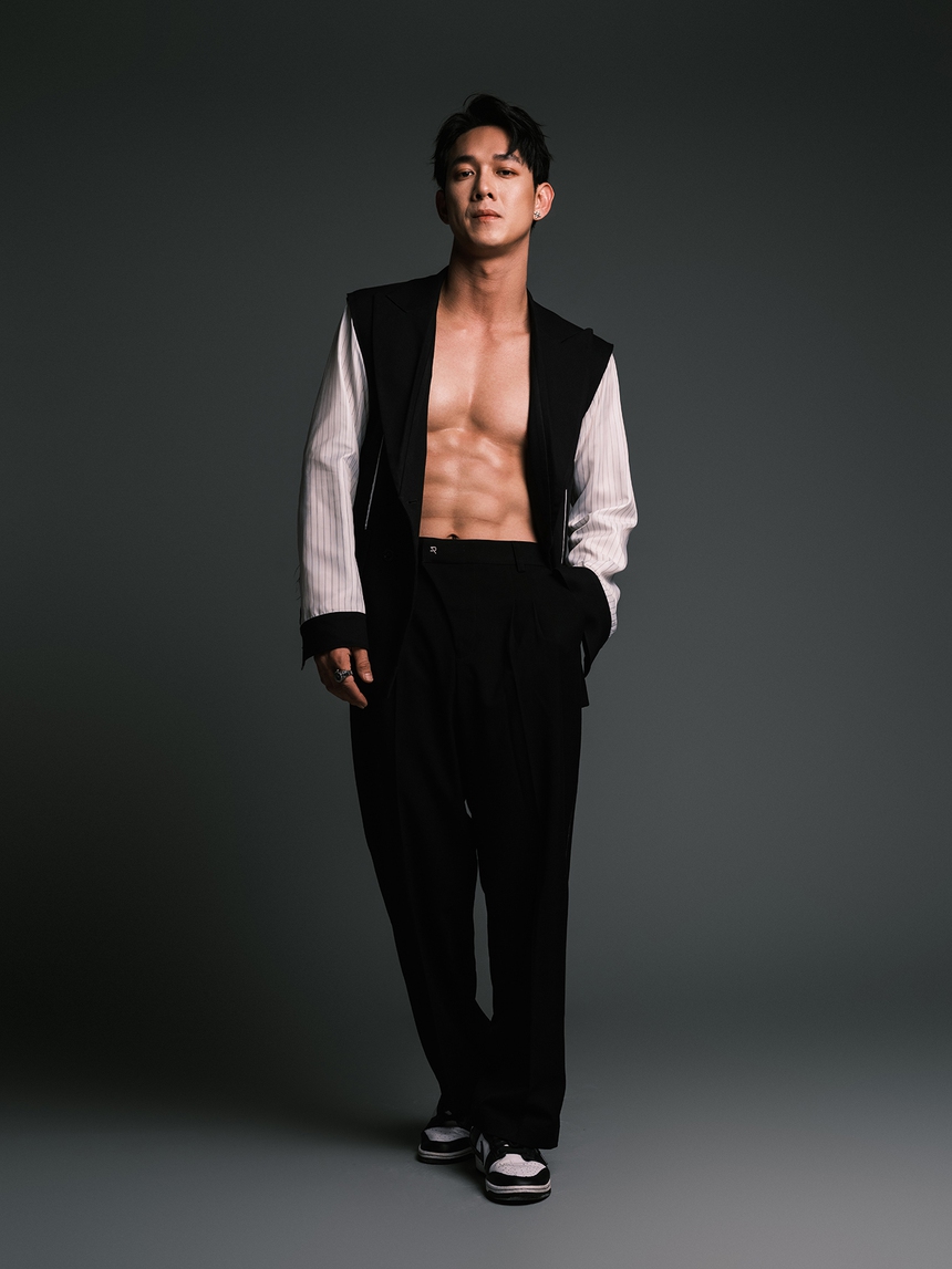 Chàng Việt kiều John 'Nhà bà Nữ' tung bộ ảnh khoe body vạn người mê - Ảnh 1.