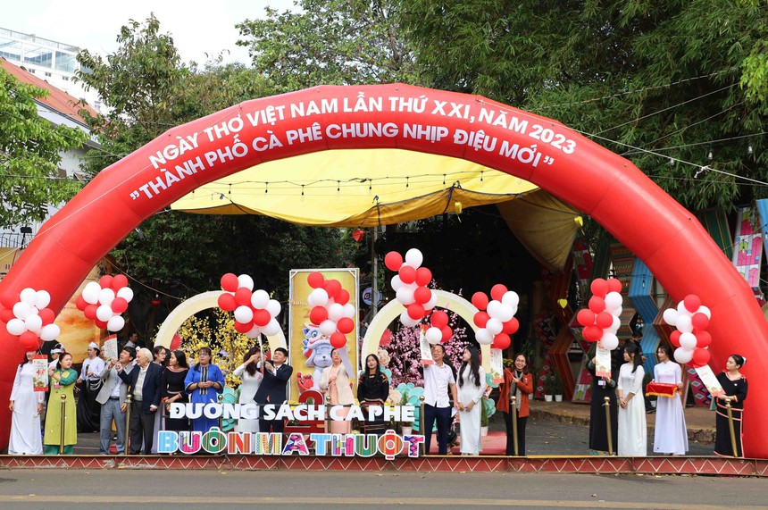 Ngày thơ Việt Nam: Sự hòa quyện giữa trình diễn thơ, âm nhạc, văn hóa các dân tộc Tây Nguyên - Ảnh 1.