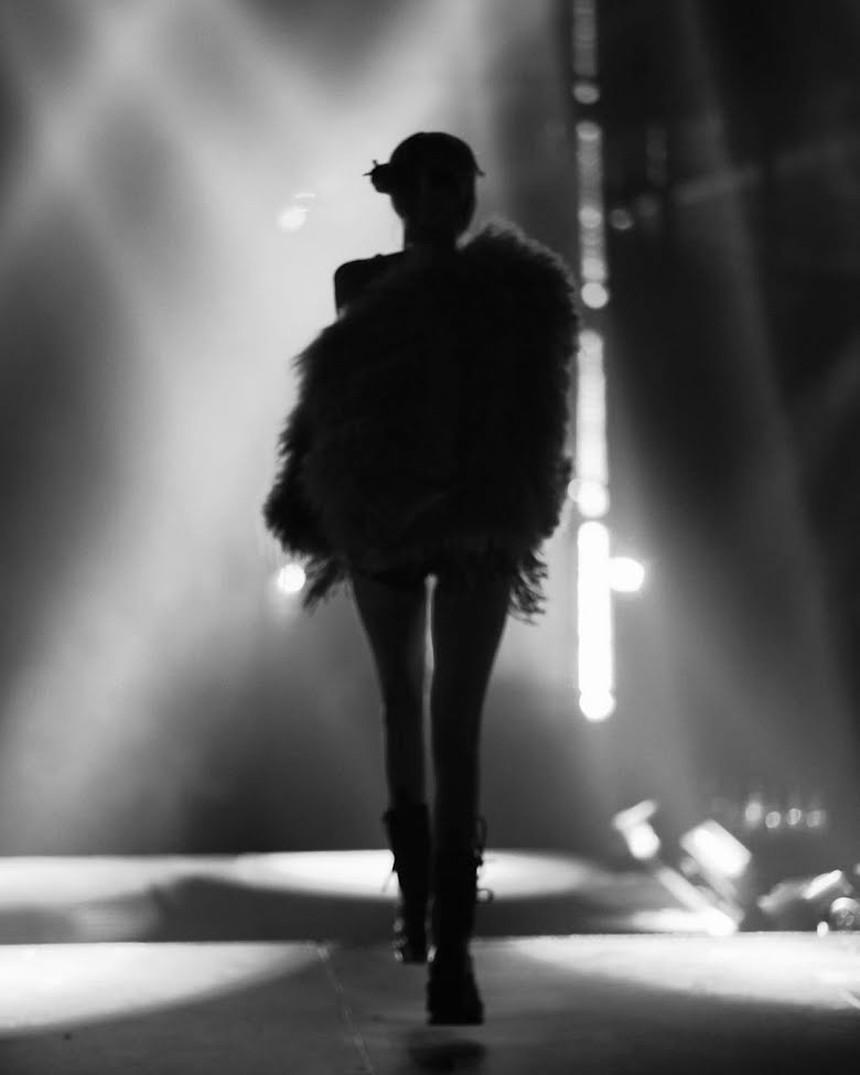 Khi Jennie và Rosé xoay lưng: Áo váy đẹp tới mấy cũng chẳng hot bằng bóng lưng nuột nà, ai chiếm thế thượng phong trong màn đọ dáng căng đét này? - Ảnh 15. Khi Jennie và Rosé xoay lưng: Áo váy đẹp tới mấy cũng chẳng hot bằng bóng lưng nuột nà, ai chiếm thế thượng phong trong màn đọ dáng căng đét này? - Ảnh 15.