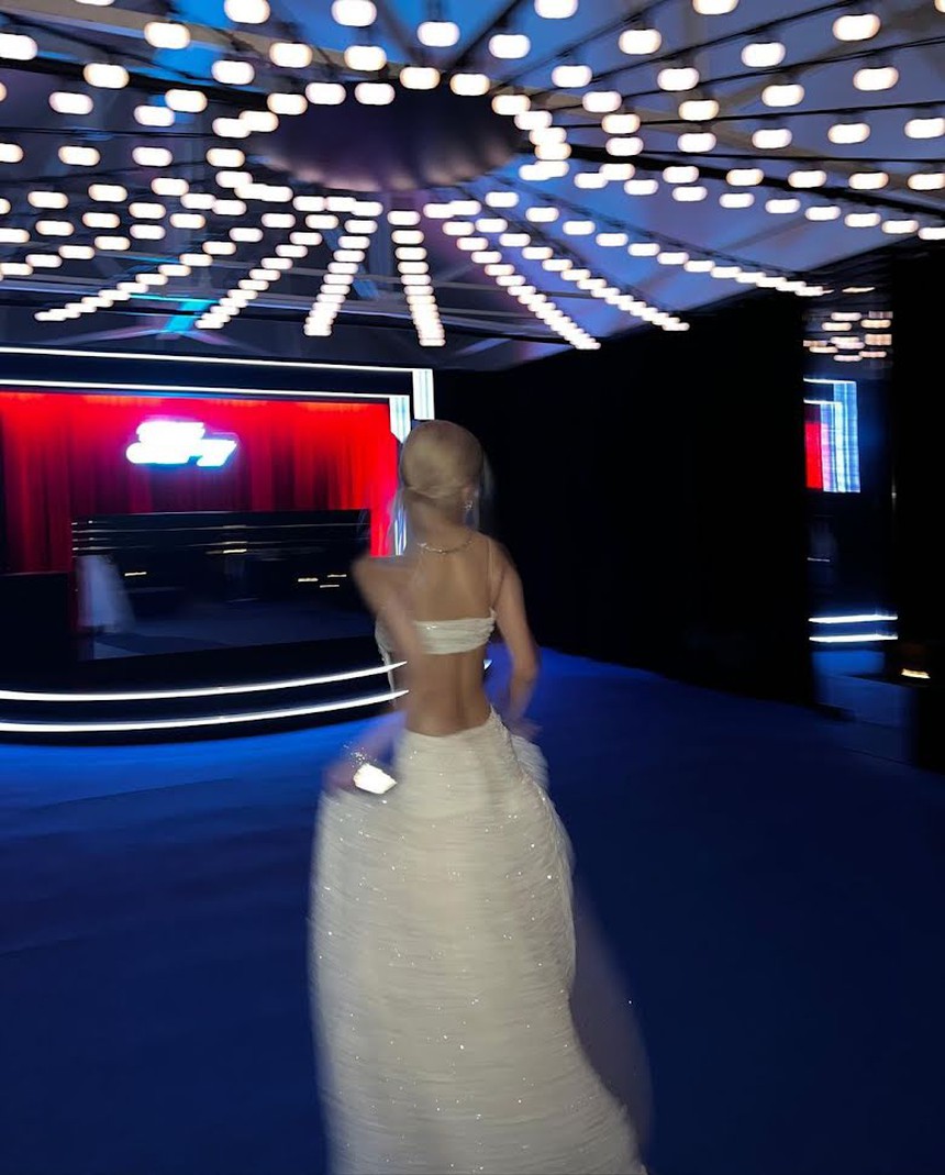 Khi Jennie và Rosé xoay lưng: Áo váy đẹp tới mấy cũng chẳng hot bằng bóng lưng nuột nà, ai chiếm thế thượng phong trong màn đọ dáng căng đét này? - Ảnh 13. Khi Jennie và Rosé xoay lưng: Áo váy đẹp tới mấy cũng chẳng hot bằng bóng lưng nuột nà, ai chiếm thế thượng phong trong màn đọ dáng căng đét này? - Ảnh 13.