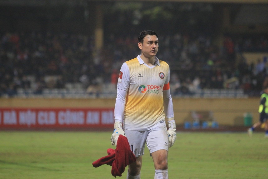 HLV Đức Thắng tỏ thái độ với quả phạt đền ở trận gặp CAHN - Ảnh 2. HLV Đức Thắng tỏ thái độ với quả phạt đền ở trận gặp CAHN - Ảnh 2.