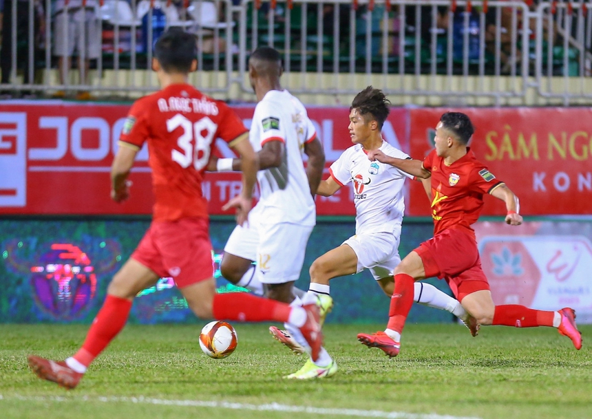 'Vua giải trẻ' lần đầu ra sân cho CLB HAGL tại V.League  - Ảnh 1.