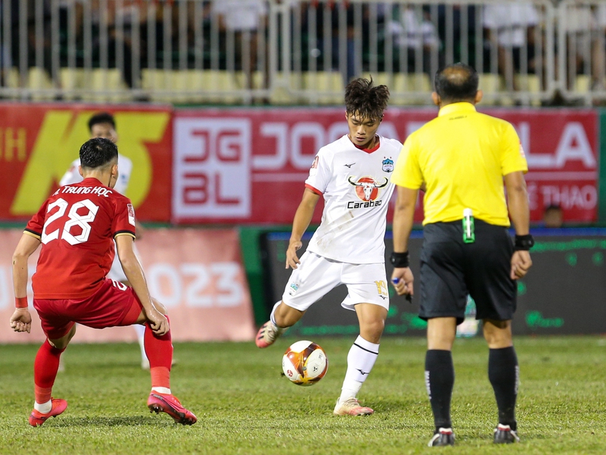 'Vua giải trẻ' lần đầu ra sân cho CLB HAGL tại V.League  - Ảnh 2.