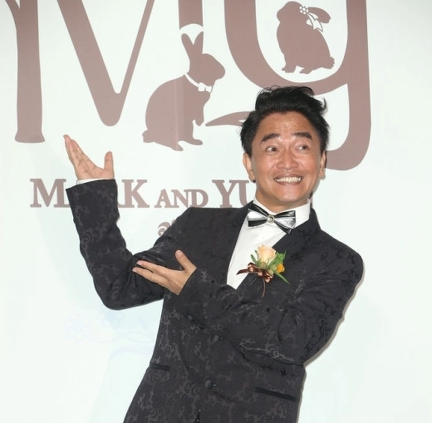 Nam ca sĩ nổi tiếng bị chỉ trích dữ dội vì loạt hành động nhạy cảm với con gái: “Đây không phải cách mà một người bố nuôi dạy con gái mình” - Ảnh 2.