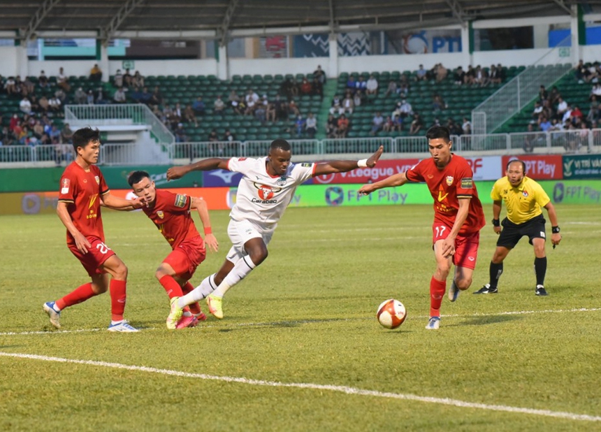 HLV Kiatisuk phải động viên Tuấn Anh, Minh Vương đá đủ 90 phút - Ảnh 1. HAGL, Kiatisuk, Hà Tĩnh, V League 2023