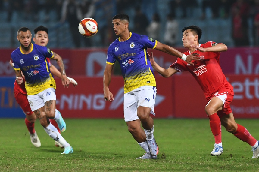 Văn Quyết tức giận chỉ tay cảnh cáo vì cho rằng cầu thủ Viettel chơi xấu - Ảnh 5.