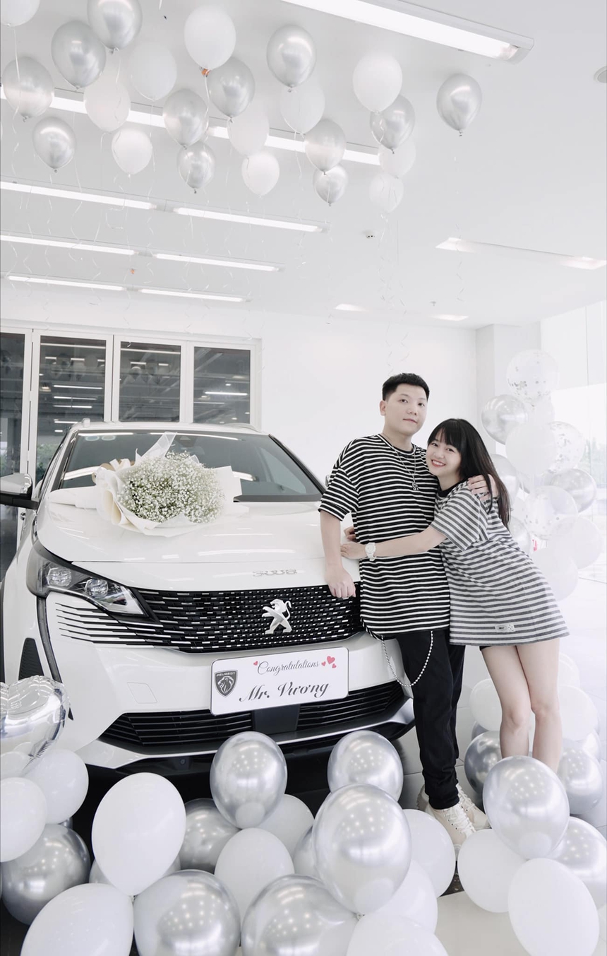 Về chung một nhà sau 12 năm hẹn hò, cặp đôi streamer tậu luôn 'biệt phủ' - Ảnh 4. Về chung một nhà sau 12 năm hẹn hò, cặp đôi streamer tậu luôn 'biệt phủ' - Ảnh 4.