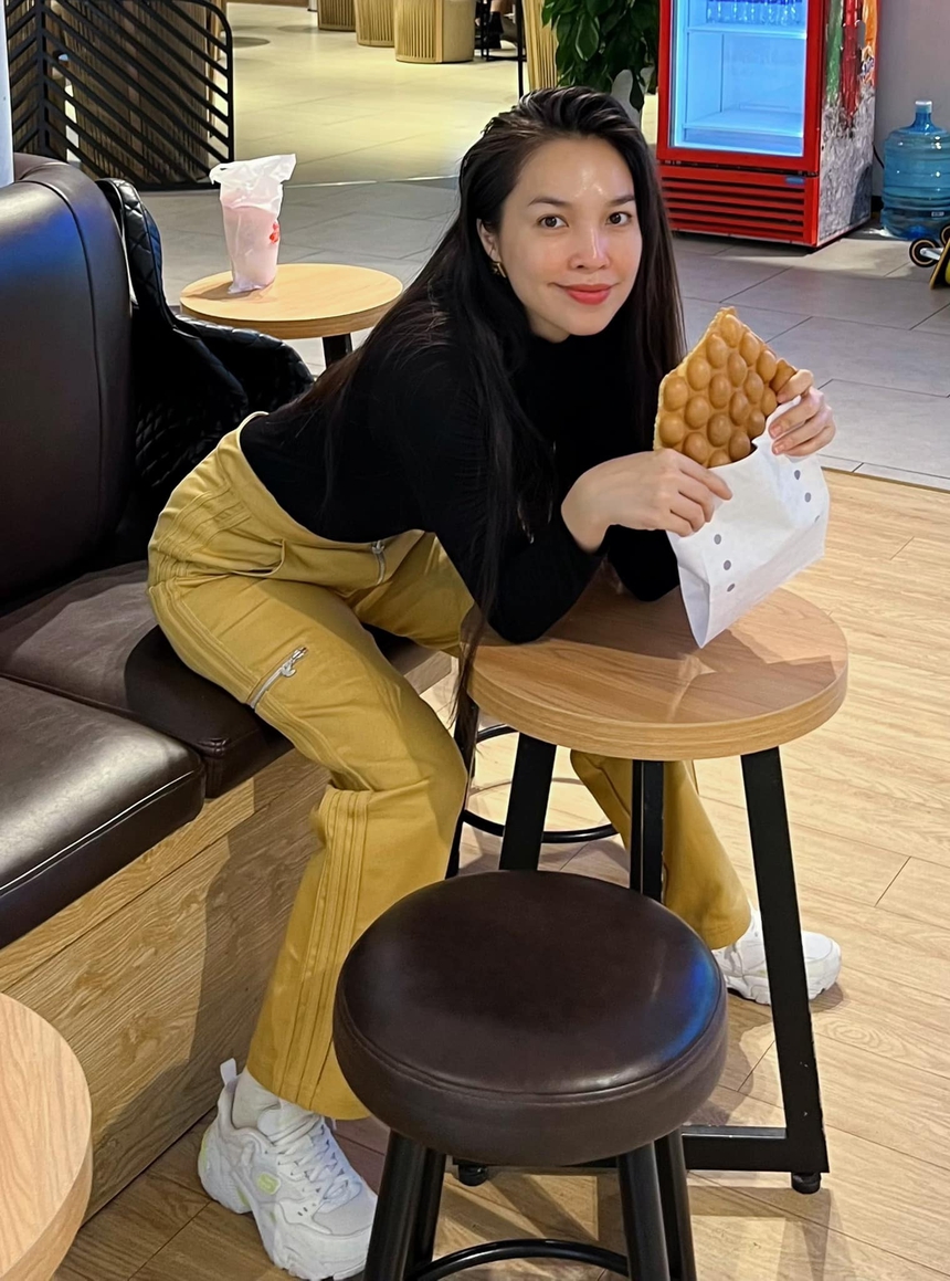 Hiền Thục tuổi 42 vẫn gây sốt cõi mạng với loạt ảnh như thiếu nữ: Nhan sắc 'hack tuổi', phong cách chẳng kém gen Z - Ảnh 3.