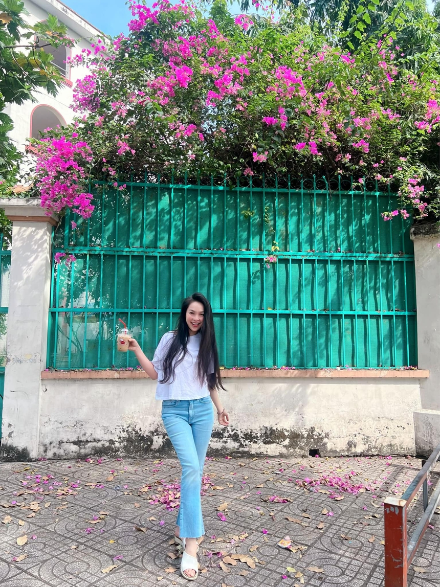 Hiền Thục tuổi 42 vẫn gây sốt cõi mạng với loạt ảnh như thiếu nữ: Nhan sắc 'hack tuổi', phong cách chẳng kém gen Z - Ảnh 2.