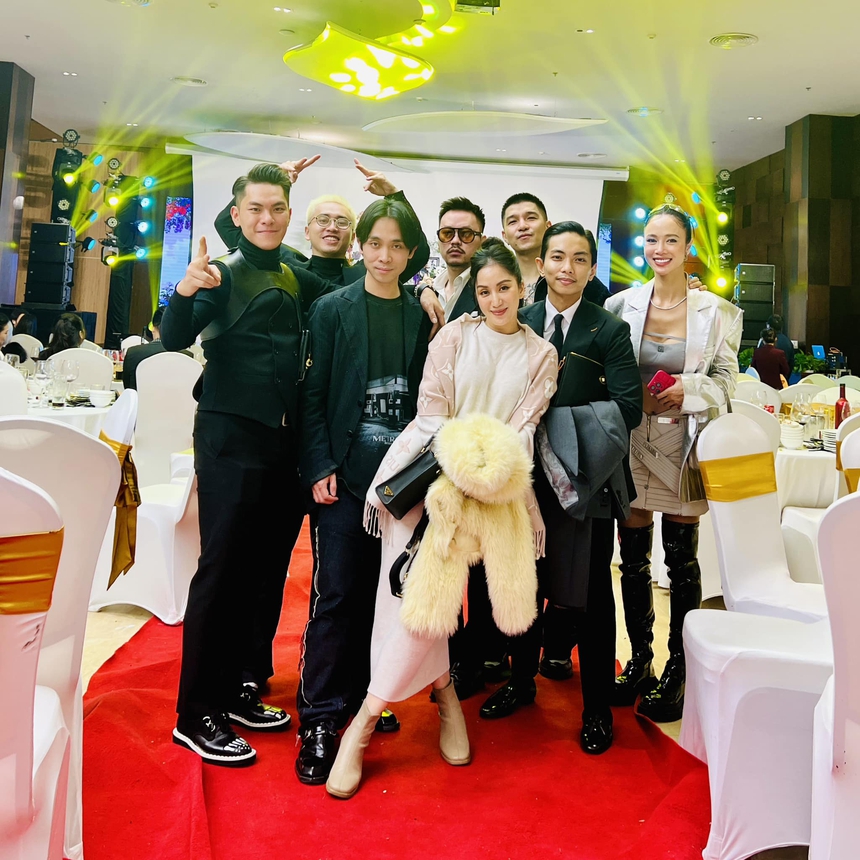 Vợ chồng Khánh Thi cùng dàn sao dự đám cưới Hà Lê và bà xã kém 13 tuổi - Ảnh 4.