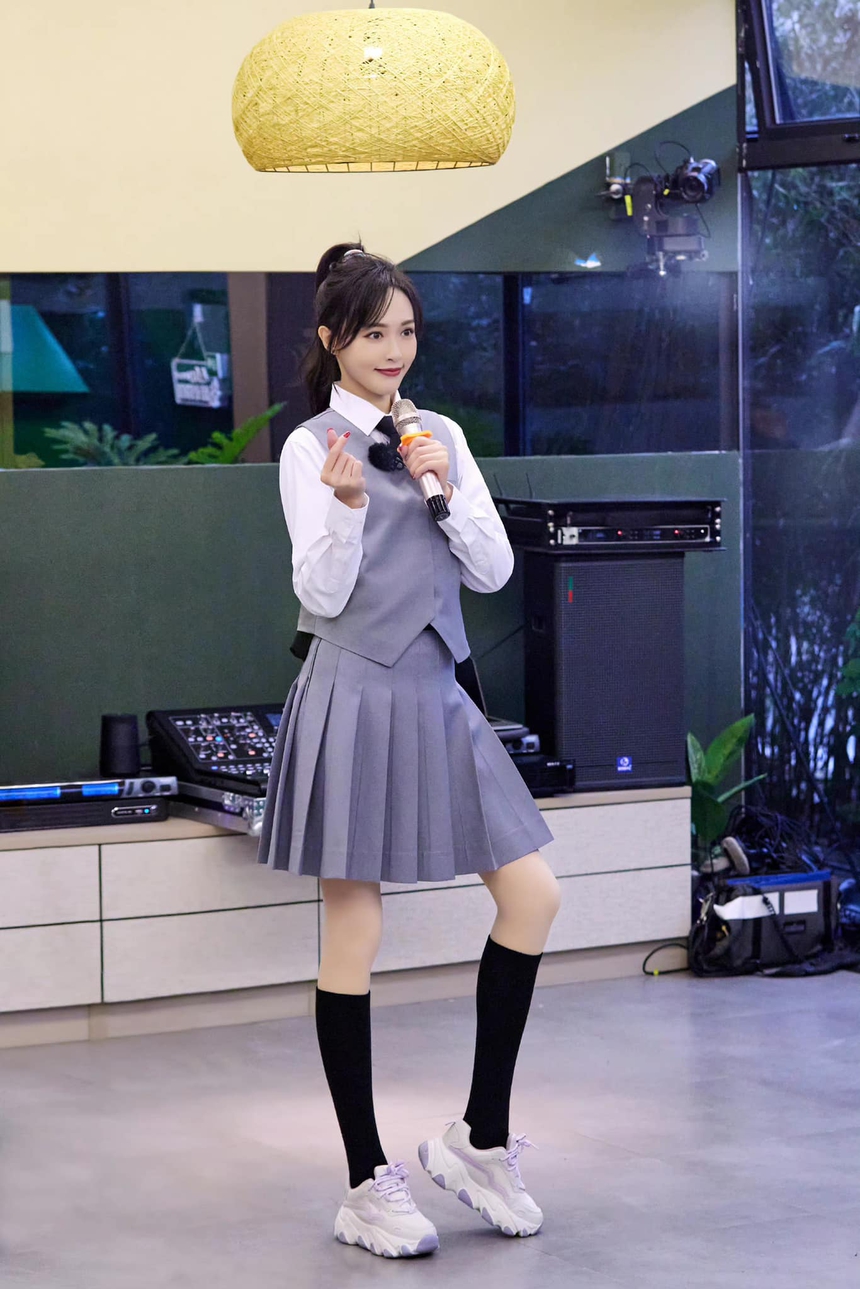 Đường Yên mặc váy như nữ sinh, nhan sắc thế nào mà được khen "gái một con trong mòn con mắt" - Ảnh 2.