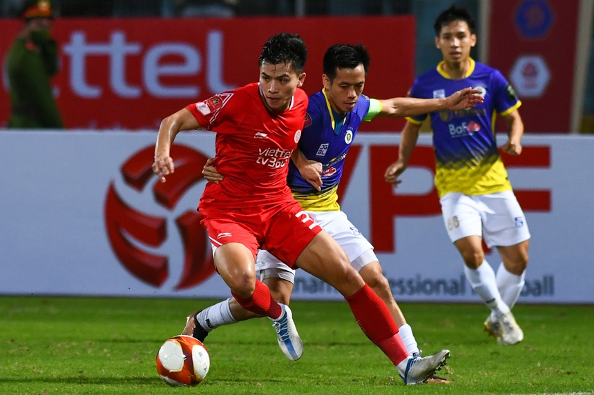 Danh Trung ăn mừng 'đau đớn' sau khi ghi bàn thắng quý như vàng cho Viettel FC - Ảnh 1. Danh Trung ăn mừng 'đau đớn' sau khi ghi bàn thắng quý như vàng cho Viettel FC - Ảnh 1.