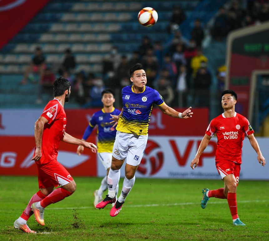 Văn Quyết tức giận chỉ tay cảnh cáo vì cho rằng cầu thủ Viettel chơi xấu - Ảnh 6.