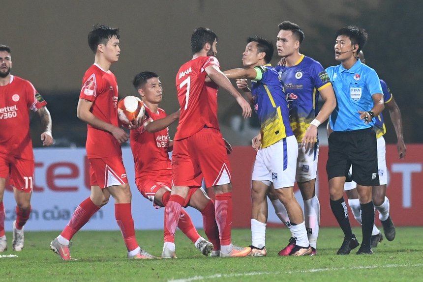 Văn Quyết tức giận chỉ tay cảnh cáo vì cho rằng cầu thủ Viettel chơi xấu - Ảnh 1.