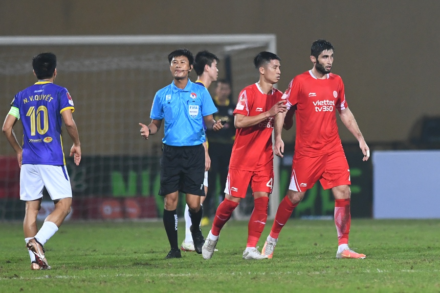 Văn Quyết tức giận chỉ tay cảnh cáo vì cho rằng cầu thủ Viettel chơi xấu - Ảnh 3.
