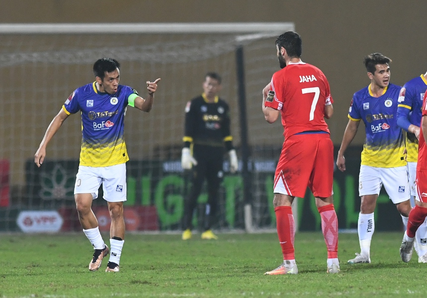 Văn Quyết tức giận chỉ tay cảnh cáo vì cho rằng cầu thủ Viettel chơi xấu - Ảnh 2.