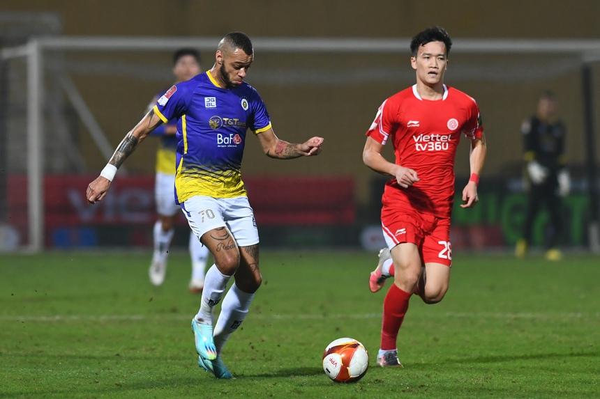 Văn Quyết tức giận chỉ tay cảnh cáo vì cho rằng cầu thủ Viettel chơi xấu - Ảnh 7.