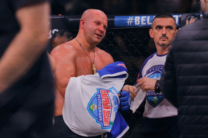 Huyền thoại Fedor Emelianenko nhận thất bại chóng vánh trong trận đấu cuối của sự nghiệp - Ảnh 4. Huyền thoại Fedor Emelianenko nhận thất bại chóng vánh trong trận đấu cuối của sự nghiệp - Ảnh 4.