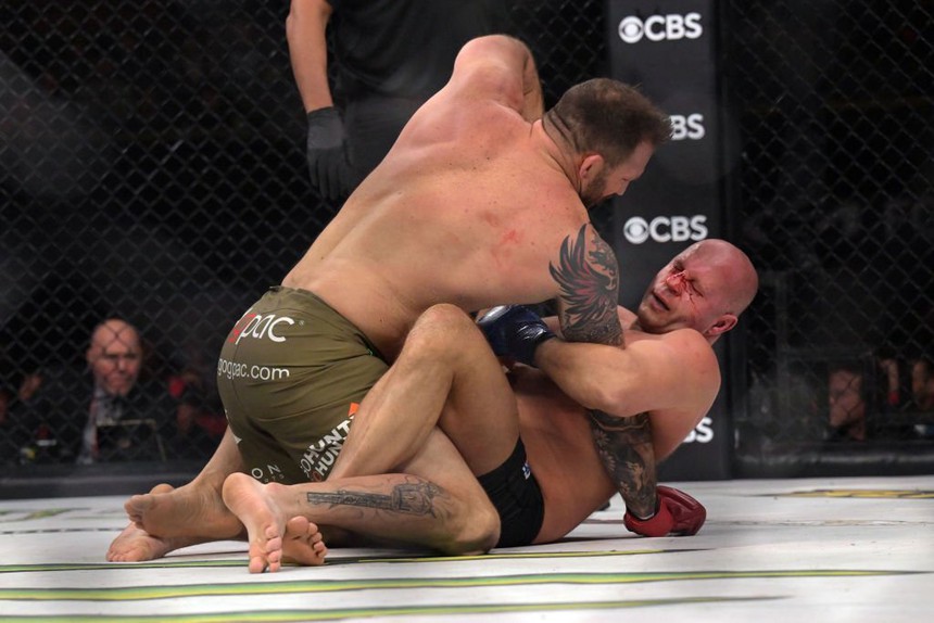 Huyền thoại Fedor Emelianenko nhận thất bại chóng vánh trong trận đấu cuối của sự nghiệp - Ảnh 2. Huyền thoại Fedor Emelianenko nhận thất bại chóng vánh trong trận đấu cuối của sự nghiệp - Ảnh 2.