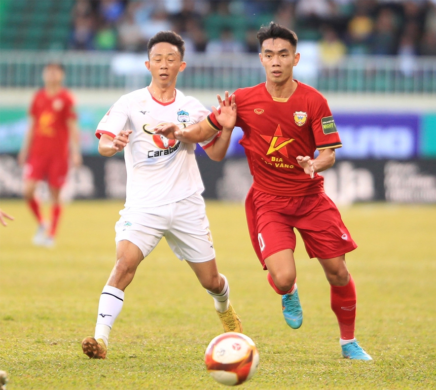 HLV Kiatisuk vất vả lấp chỗ trống của Văn Toàn, Công Phượng - Ảnh 2.