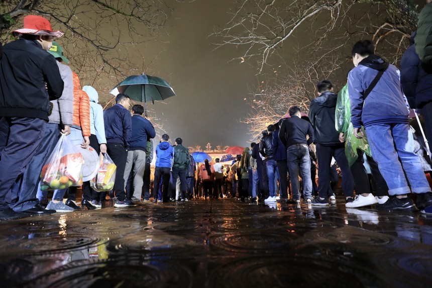 Hình ảnh người dân chen chúc xin ấn đền Trần Nam Định - Xuân Quý Mão 2023  - Ảnh 15.